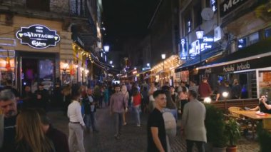 Bükreş'te gece hayatı. İnsanlar, sokak, eğlenceli. Temmuz 2018, Bucharest, Romanya