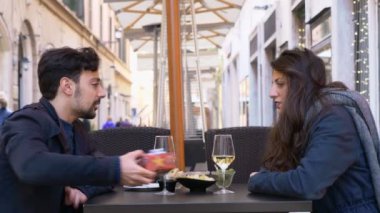 Noel hediye kız arkadaşına bir aperatif sırasında vererek aşık genç adam