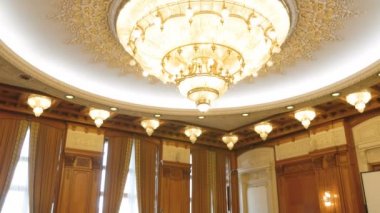 Kristal avizeler Romen parlamentoda. Mayıs 2018, Bucharest, Romanya