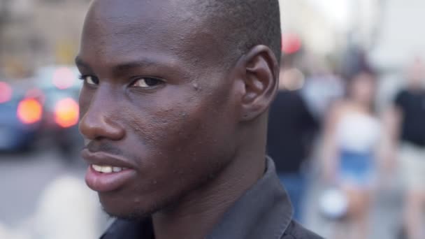 Beau Jeune Homme Noir Amricain Tournant Regardant Caméra Gros Plan — Video