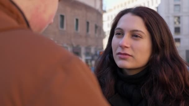 Femme Reçoit Mauvaises Nouvelles Dans Rue Être Choqué — Video