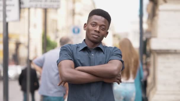 Confiante Atraente Jovem Negro Cruzando Seus Braços Câmera Lenta — Vídeo de Stock