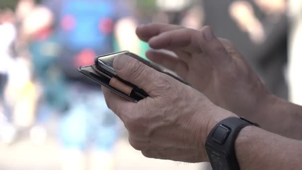 Skupić Się Męskie Dłonie Przy Użyciu Smartfona — Wideo stockowe