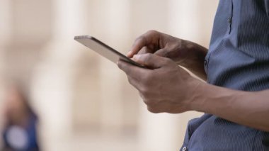 Dijital tablet üzerinde yazarak Afrikalı adamın elleri siyah. Modernite, iletişim