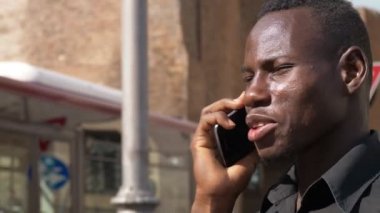 gülümseyen mutlu genç Afrika adam konuşurken telefon - açık