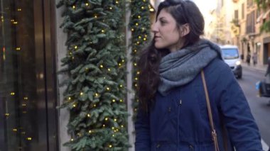 Noel alışveriş. Noel zamanda alışveriş mutlu genç çift