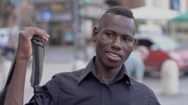 Genç Afrika öğrenci gülümseyen sırt çantası - açık koyar