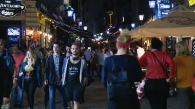 Gece hayatı Bükreş şehir merkezinde. Mayıs 2018, Bucharest, Romanya