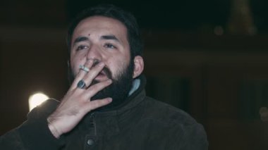 dalgın çekici latin adam gece şehri Sigara