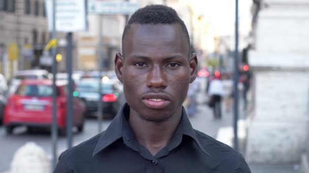 Attrayant Noir Américain Homme Regardant Caméra Extérieur — Video
