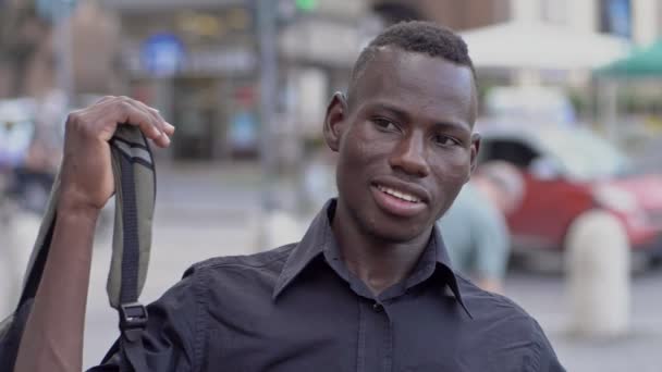 Χαμογελαστός Νεαρός Αφρικανική Φοιτητής Βάζει Στο Σακίδιο Υπαίθριος — Αρχείο Βίντεο
