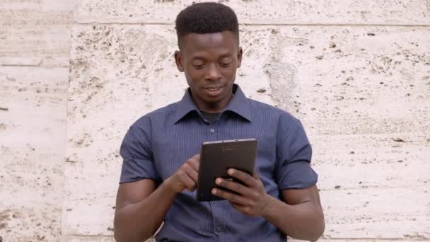 デジタル タブレットの屋外を使用して魅力的なアフリカ系アメリカ人 — ストック動画