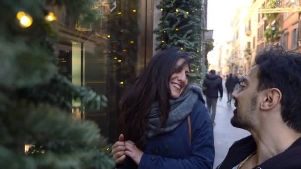 Sonriendo Atractiva Pareja Compras Navidad — Vídeos de Stock