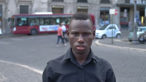 Grave Uomo Africano Americano Strada Fissare Macchina Fotografica — Video Stock