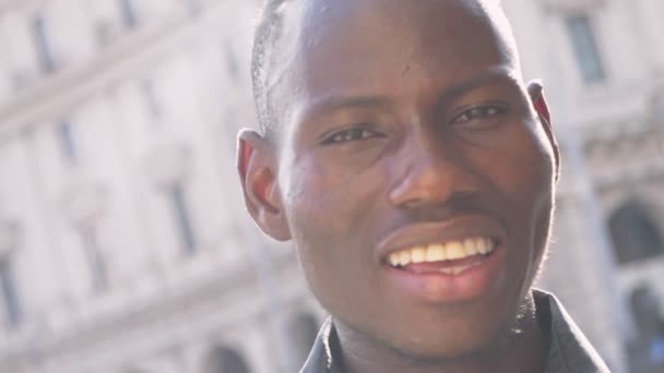 Souriant Heureux Jeune Noir Jeune Homme Africain Gros Plan — Video