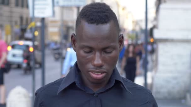 Νεαρός Αφρικανική Πρέπει Συνδέσετε Αυτιά Του Και Κάνει Όχι Κεφάλι — Αρχείο Βίντεο