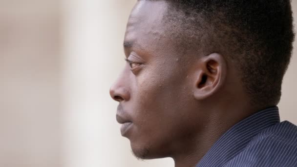 Dalgın Genç Siyah Afrika Adam Profil — Stok video