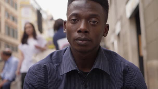 Orgoglioso Giovane Nero Africano Uomo Starin Macchina Fotografica Outdoor — Video Stock