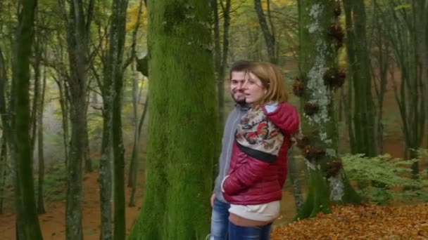 Romantischer Spaziergang Wald Paar Spaziert Und Küsst Sich Wald — Stockvideo