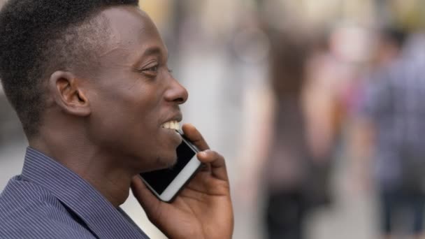 Lächelnder Junger Amerikanisch Afrikanischer Mann Telefoniert Straßenprofil — Stockvideo