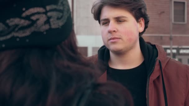Jeune Homme Reçoit Mauvaises Nouvelles Ami Dans Rue Choc Désespoir — Video