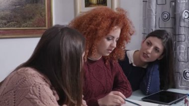 Üç genç kadın stuying ve gülümseyen ve şaka atarting