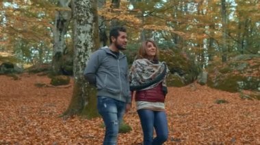 Romantik gülümseyen iki ormanın içinde sezon sonbahar