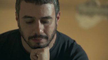 üzgün düşünceli çekici adam kamera-kapalı bakıyor