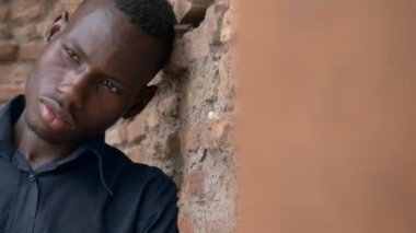 Yalnız dalgın Amerikan Afrika youn adam duvara yaslanmış