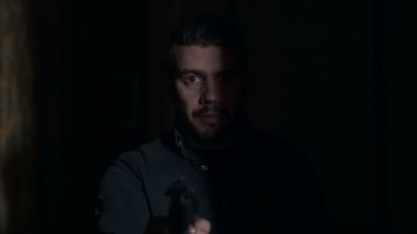 Kamera bir silahla tehdit karanlığın içinde soyguncu