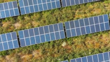 Rüzgar türbini elektrik üretiyor