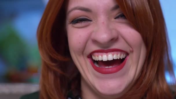 Feliz Sonriente Pelo Rojo Sexy Mujer Riendo Camera Cámara Lenta — Vídeos de Stock