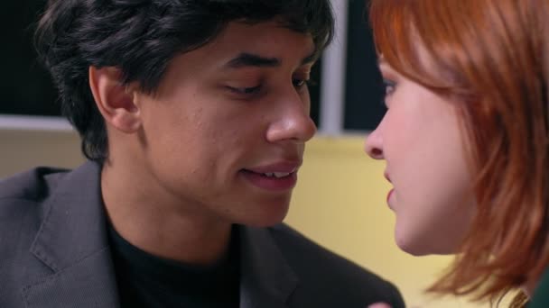 恋人たち スローモーションのペア間にロマンチックで情熱的なキス — ストック動画
