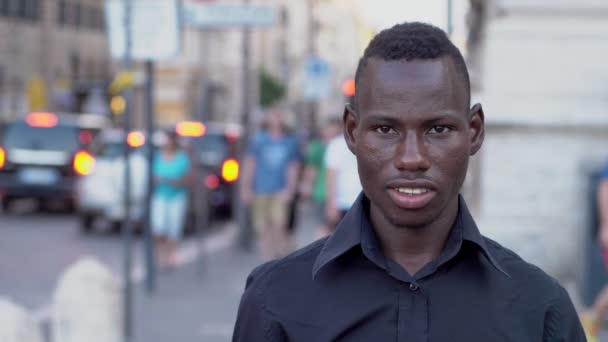 Sorrindo Negro Africano Migrante Rua Olhando Para Câmera — Vídeo de Stock