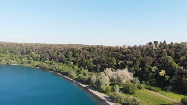 Rome イタリアのアングイッラーラ湖の空中写真 — ストック動画
