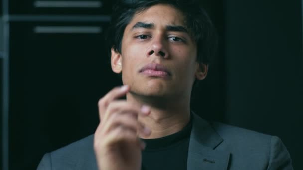 Düşünme Kameraya Bakarak Çekici Ciddi Genç Adamı — Stok video