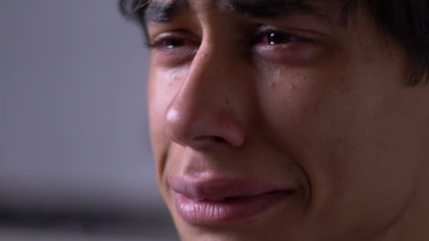泣いているクローズ アップの傷ついた心を持つ悲しい若者 — ストック動画