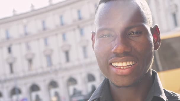 Attraktive Junge Schwarzafrikanische Mann Lächelt Die Kamera Einem Sonnigen Tag — Stockvideo