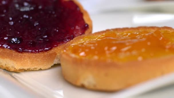 Hälsosam Frukost Läckra Skorpor Med Marmelad Närbild — Stockvideo