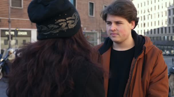 Jeune Homme Dans Rue Parlant Avec Ami Souriant Serrant Dans — Video