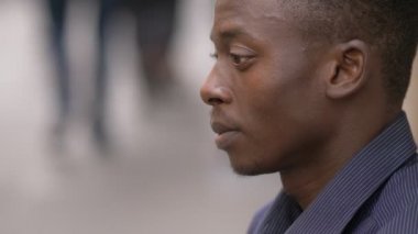 Depresif üzgün yalnız genç siyah Afrika adam şehir profilinde