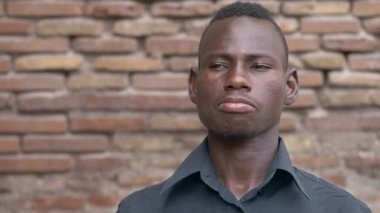 Genç Afrika siyah adam kameraya 