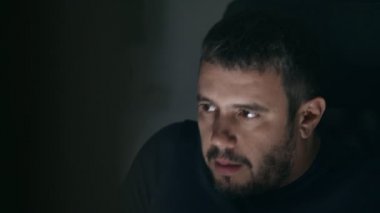 Genç adam üstünde belgili tanımlık Pc kendini - erkek mastürbasyon dokunarak arıyorsunuz