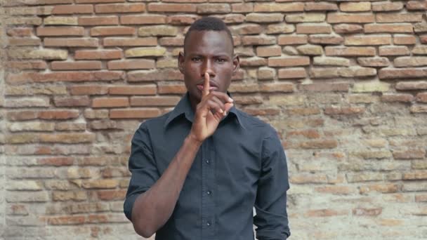 Серьезный Молодой Чернокожий Африканский Мужчина Делает Жест Молчания Перед Камерой — стоковое видео