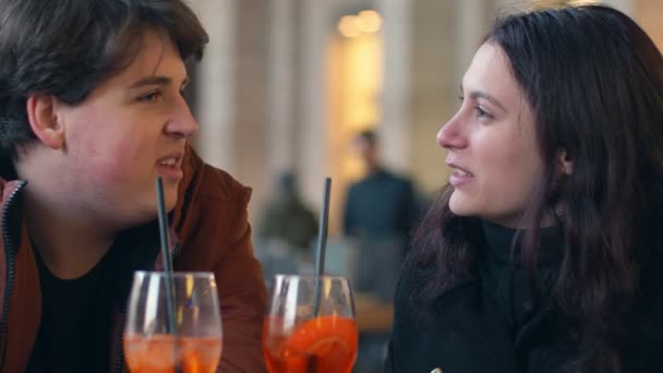 在户外咖啡馆约会的迷人情侣 — 图库视频影像