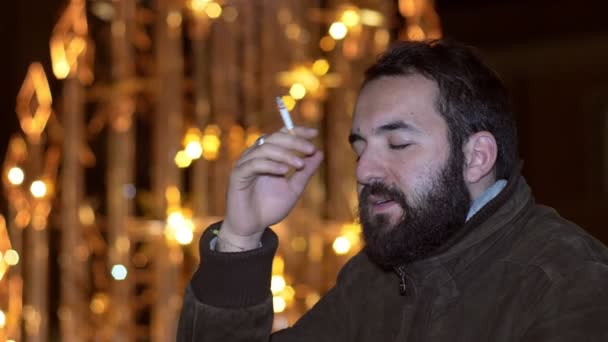 Задумчивый Красавчик Курящий Сигареты Думает Рождестве — стоковое видео
