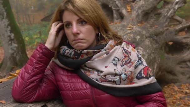 Подавленная Одинокая Женщина Лесу Плачет Развод Разбитое Сердце — стоковое видео