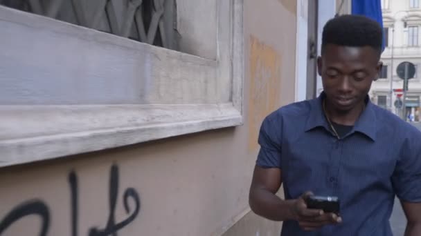 Portrait Homme Africain Noir Attrayant Marchant Tapant Sur Son Smartphone — Video