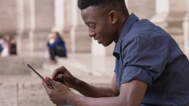 Χαμογελώντας Αμερικανός Αφρικανική Νεαρός Χρησιμοποιώντας Tablet Εξωτερική — Αρχείο Βίντεο