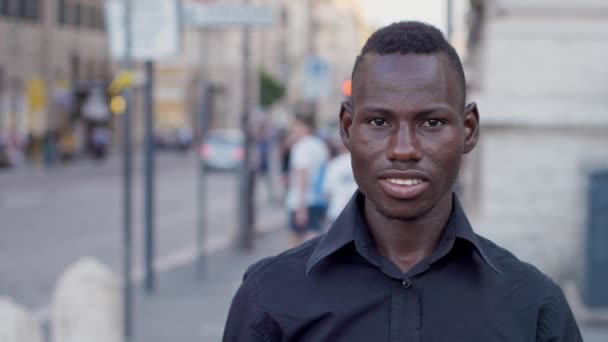 Positivité Optimisme Jeune Homme Noir Africain Est Avec Main Dans — Video